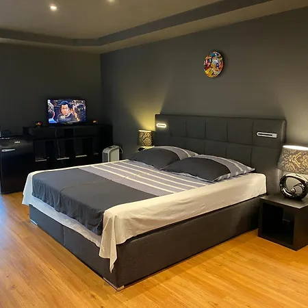 1 Grosse Elegante Zimmerwohnung 5 Minuten Zu Fuss In Stadtmitte Daire