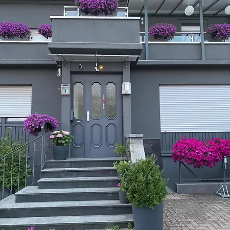 1 Grosse Elegante Zimmerwohnung 5 Minuten Zu Fuss In Stadtmitte Daire *